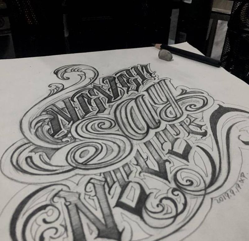 瞎画纹身图片_腿部花体字纹身图案