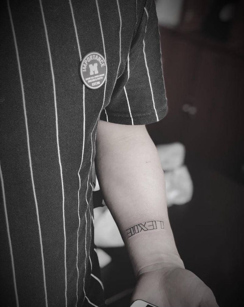 英文字体纹身图片_手部手臂几何纹身图案