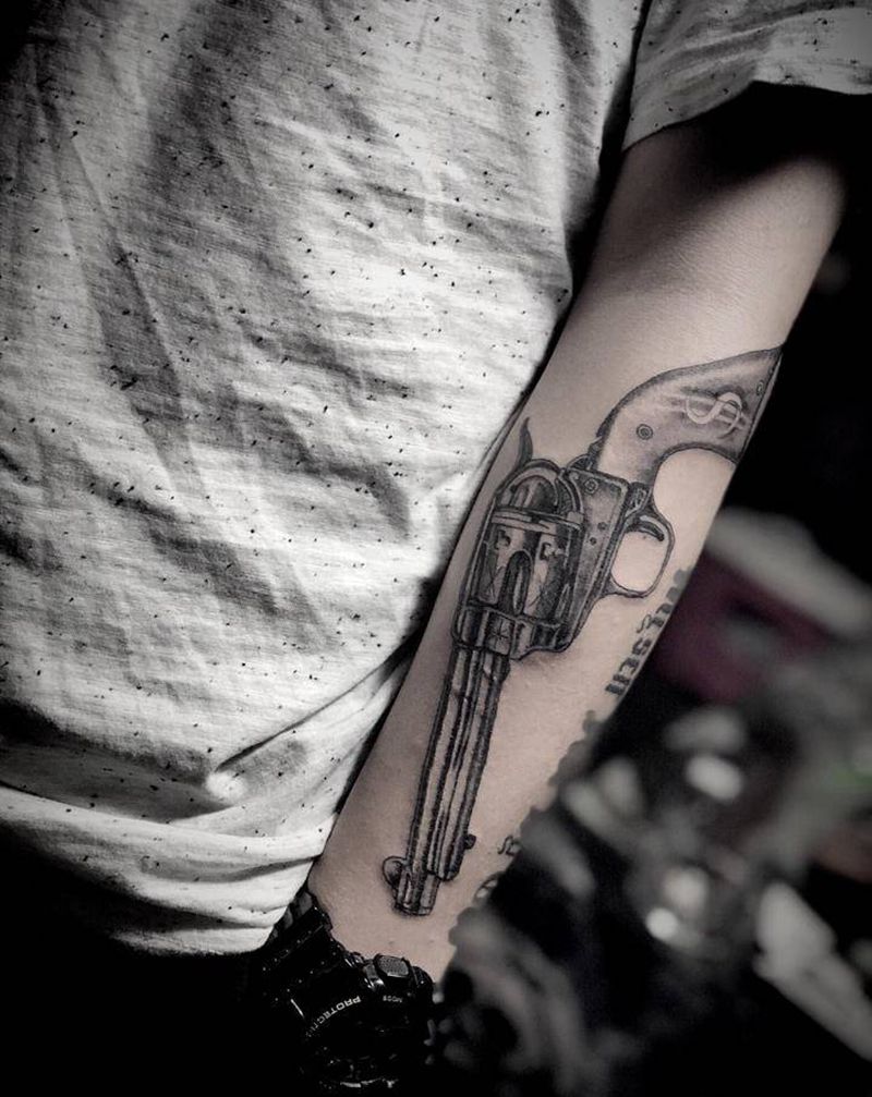 手枪纹身图片_手臂纹身图案