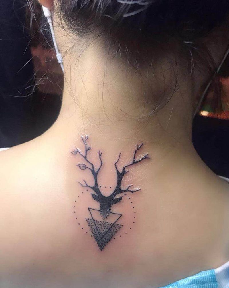 鹿纹身图片_颈部几何点刺纹身图案