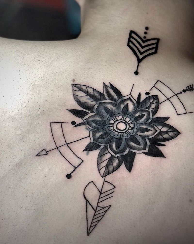 Old school 遮盖纹身图片_背部Old School几何纹身图案