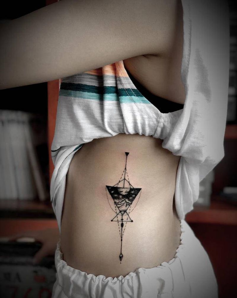 几何线条纹身图片_腰部几何纹身图案