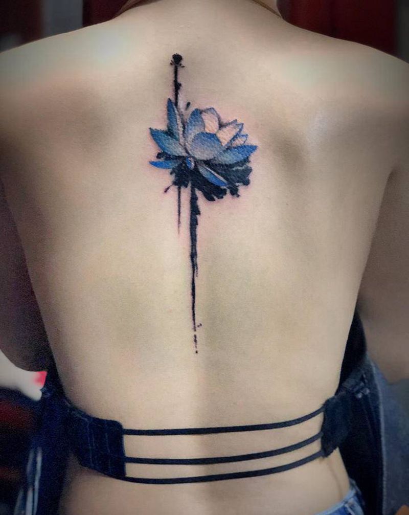 莲花纹身图片_背部肩部水彩纹身图案