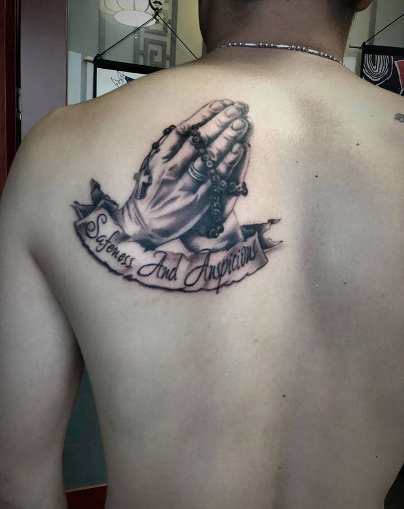 祈祷之手纹身图片_背部欧美写实纹身图案