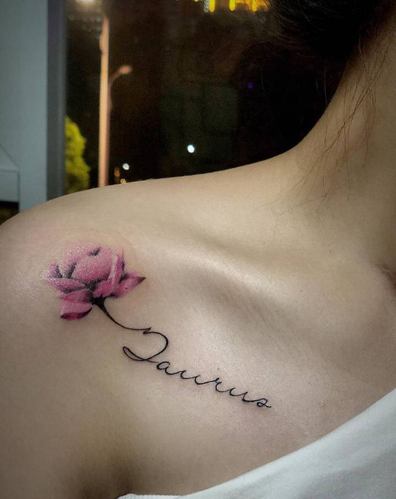 水彩花朵＋花体字纹身图片_肩部水彩花体字纹身图案