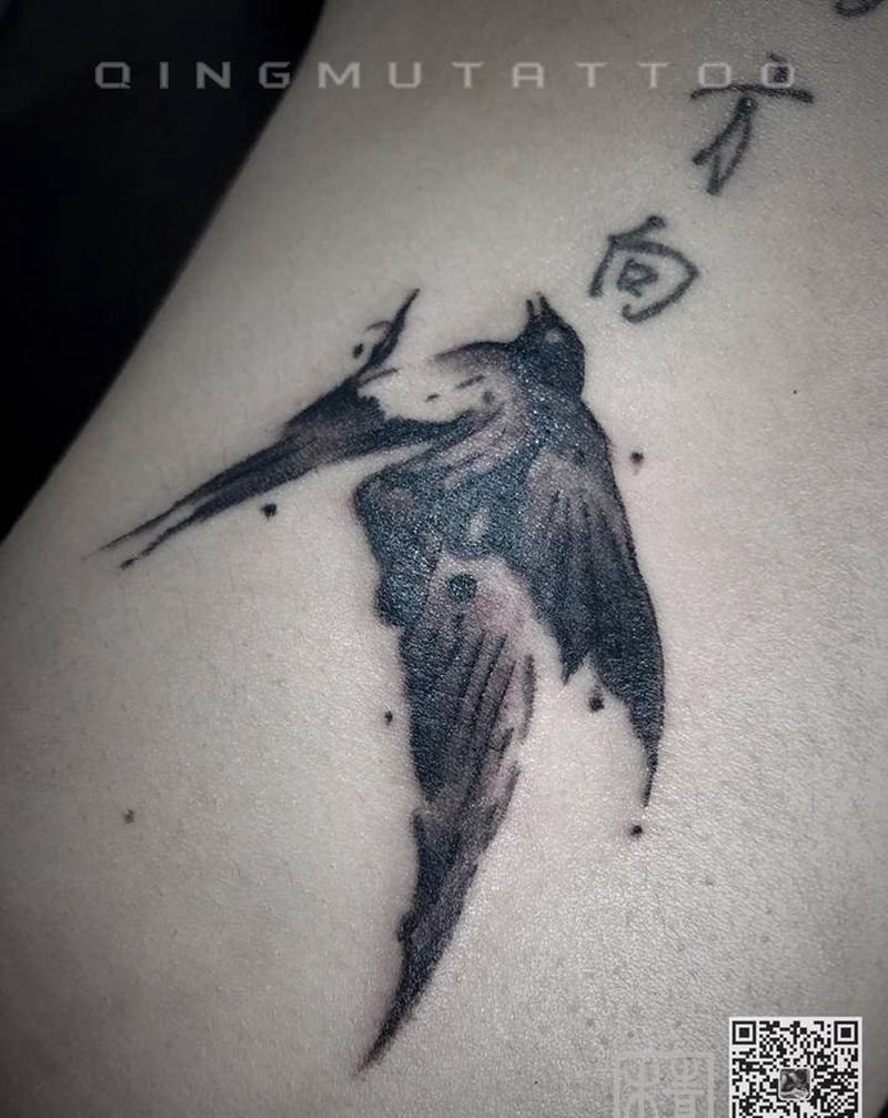 水墨小鸟纹身图片_腰部水墨纹身图案