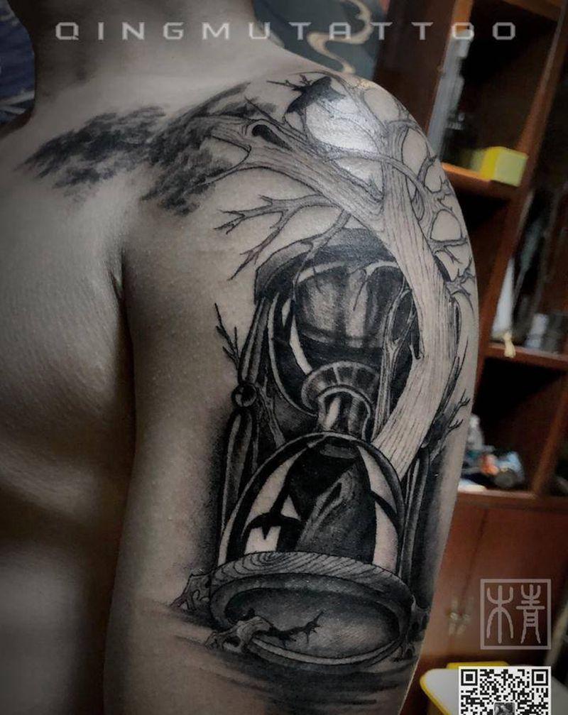 沙漏纹身图片_手臂欧美写实纹身图案