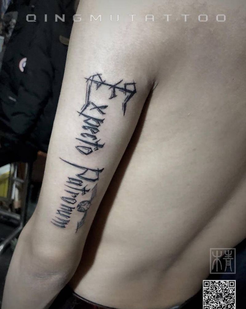 哈利波特咒语金飞贼纹身图片_手臂花体字纹身图案