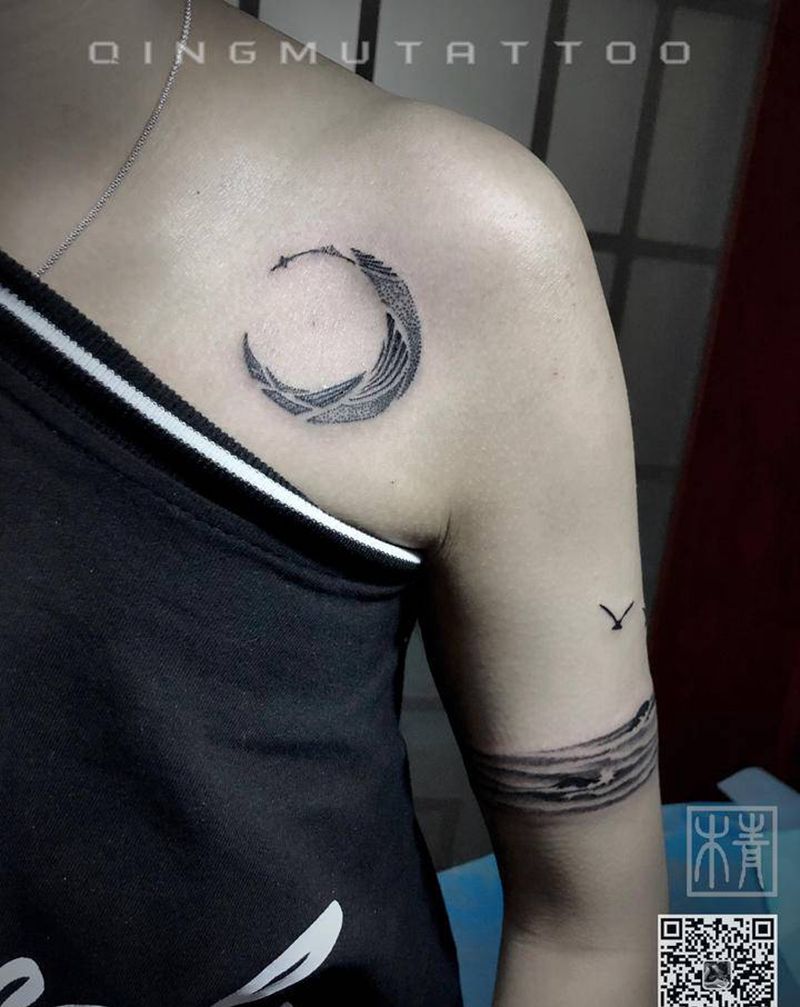 大海  月亮纹身图片_肩部手臂水墨点刺纹身图案