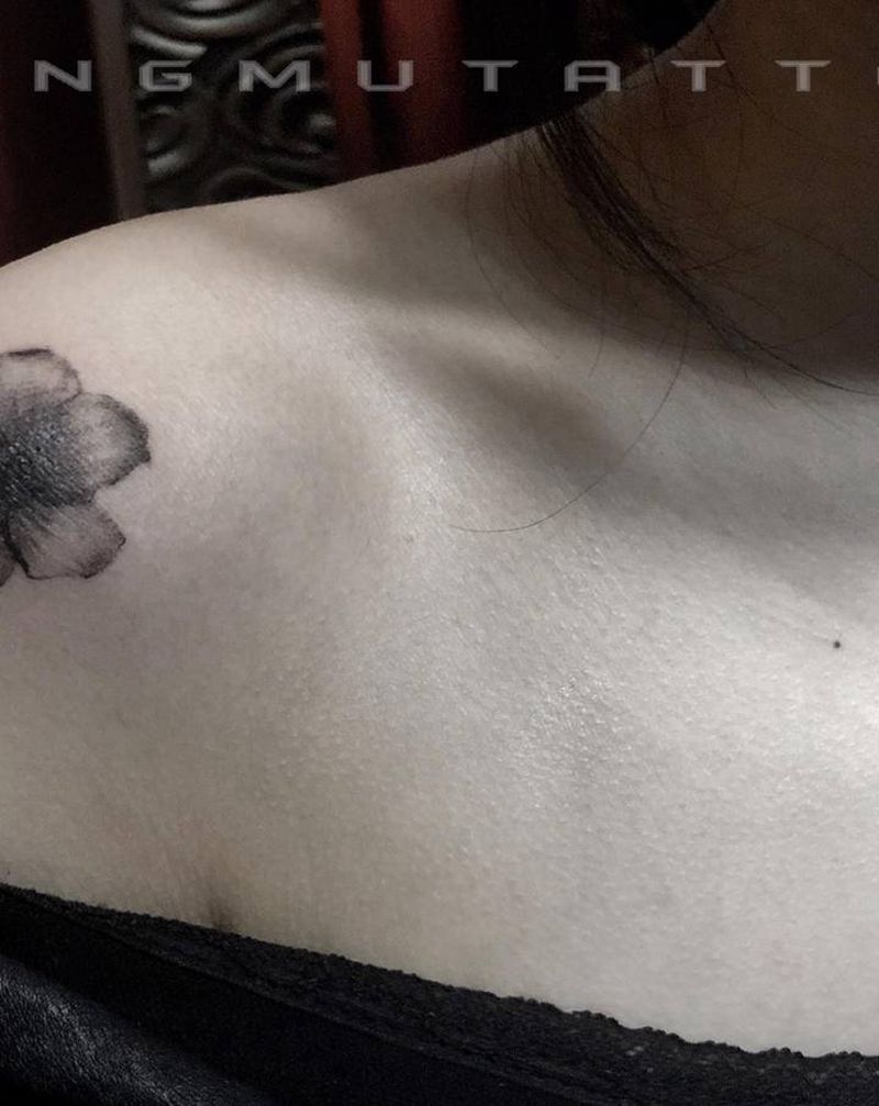 花朵纹身图片_肩部水墨纹身图案