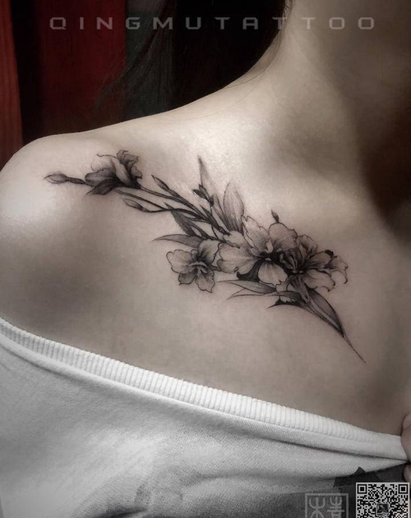 鸢尾花纹身图片_肩部纹身图案