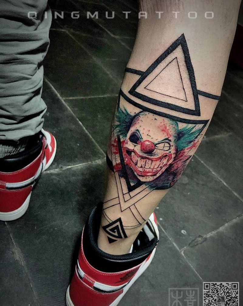 小丑纹身图片_腿部几何水彩纹身图案