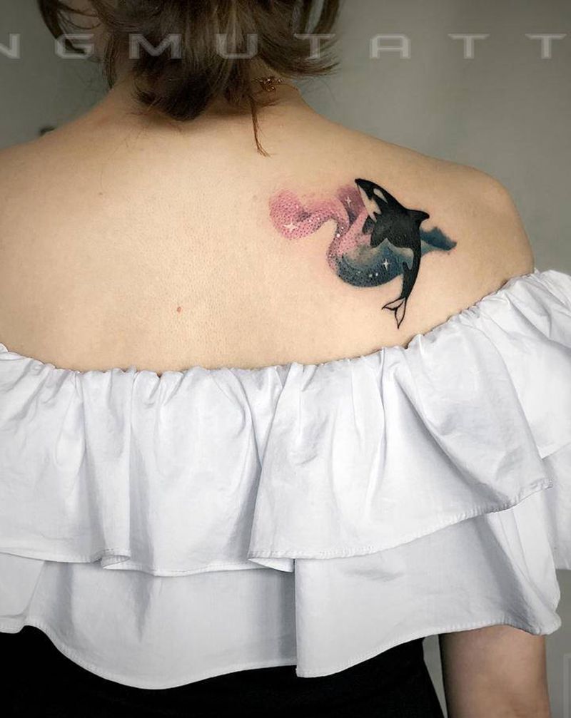 海豚纹身图片_背部水彩纹身图案