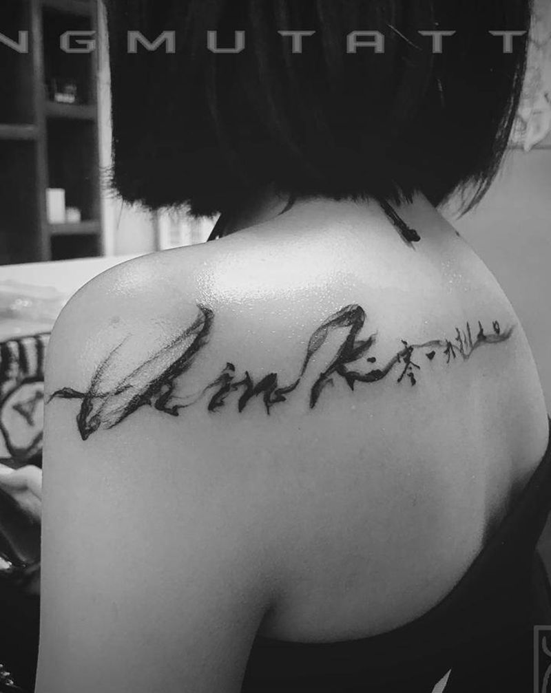 英文字体纹身图片_肩部水墨纹身图案