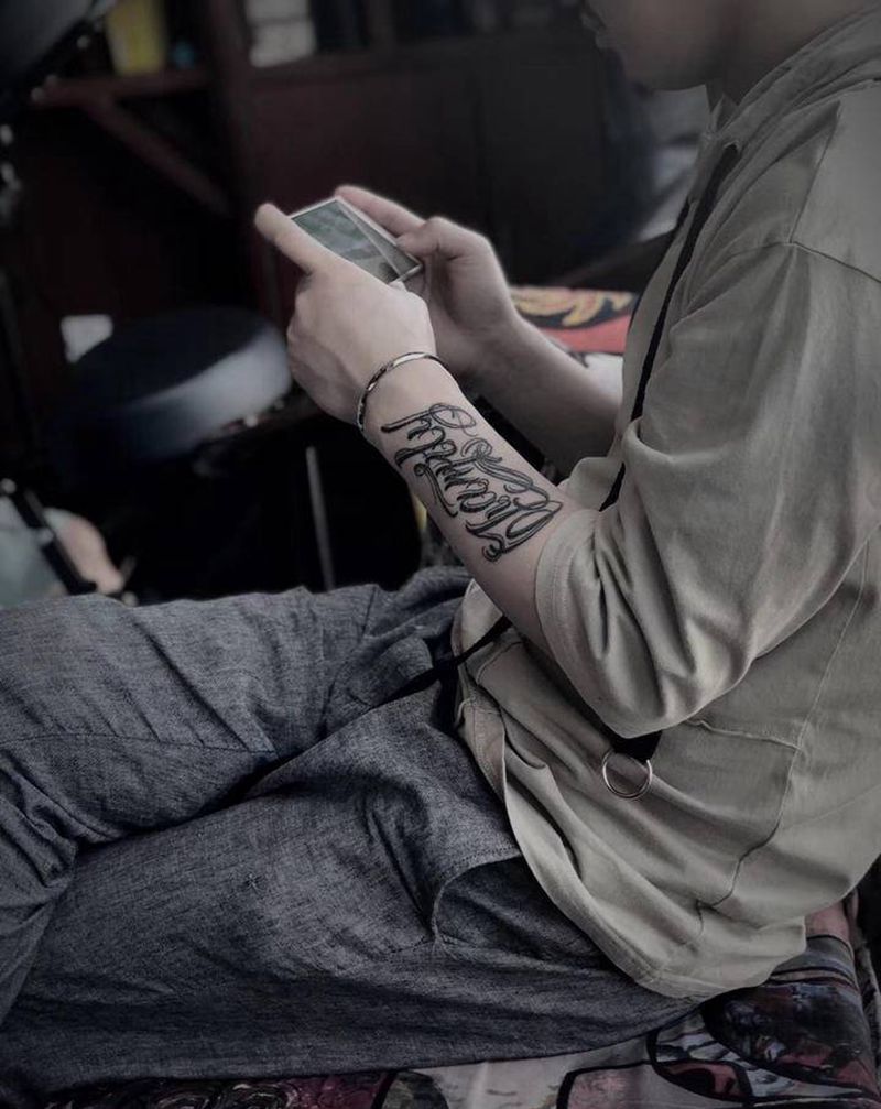 花体字纹身图片_手臂花体字纹身图案