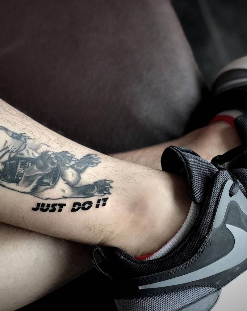 嗜酒的小兔纹身图片_腿部Old School纹身图案