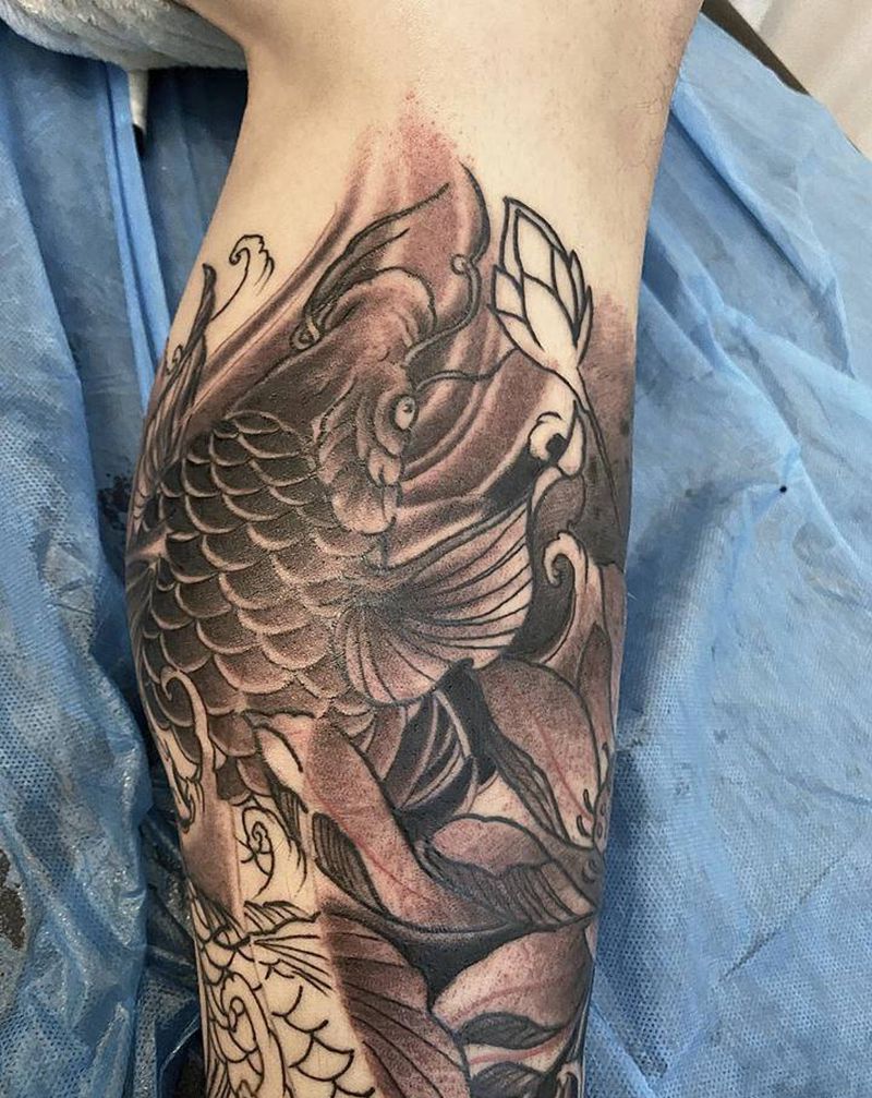 锦鲤纹身图片_脚部新传统鲤鱼纹身图案