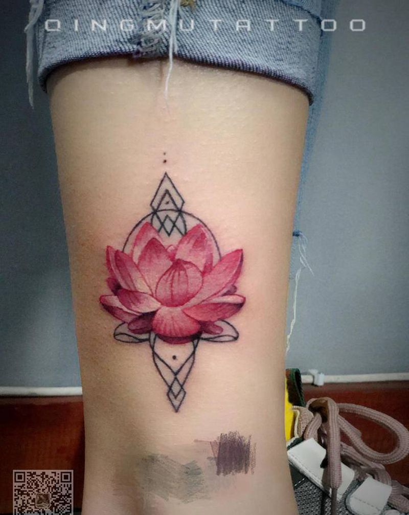 莲花纹身图片_腿部水彩几何纹身图案