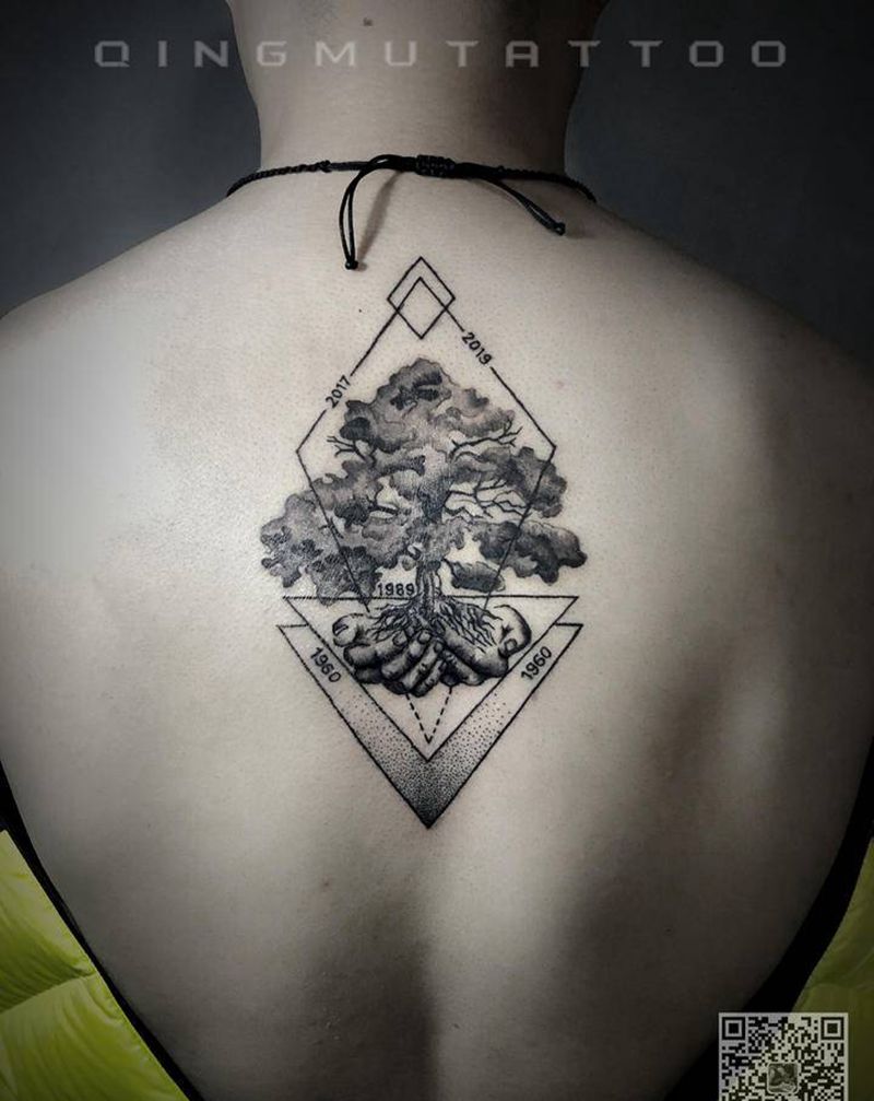 意义纹身纹身图片_背部欧美写实几何纹身图案