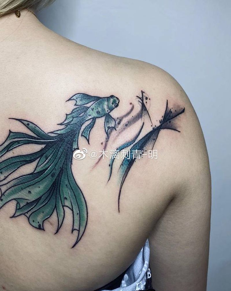 毁皮修改纹身图片_背部水彩金鱼纹身图案