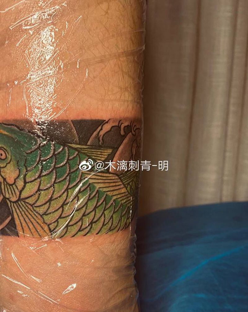 鲤鱼脚环纹身图片_脚部新传统鲤鱼脚环纹身图案