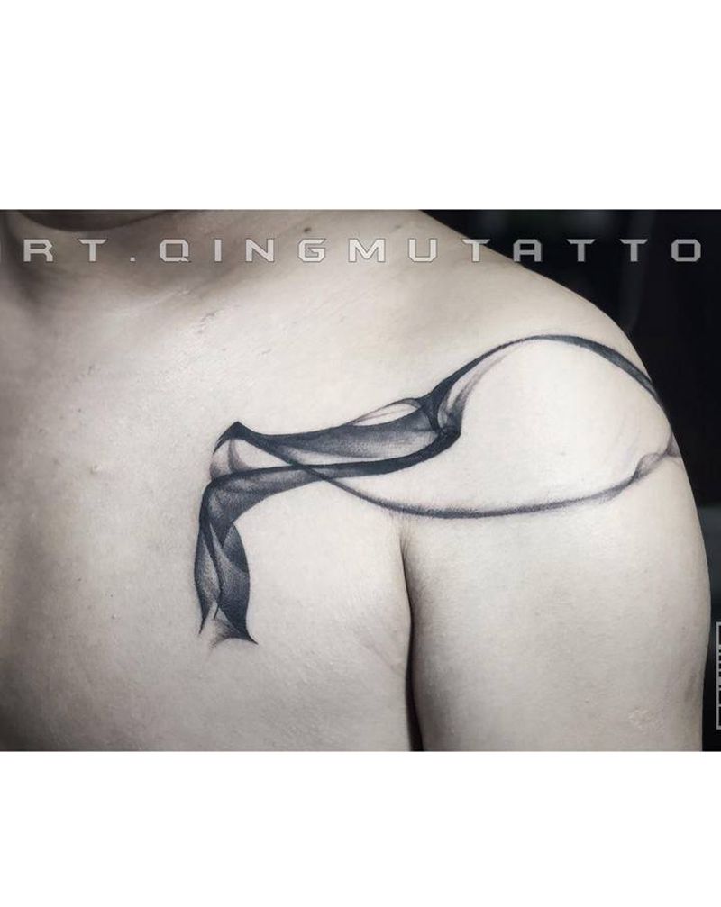 抽象水墨烟雾纹身图片_胸部背部水墨纹身图案