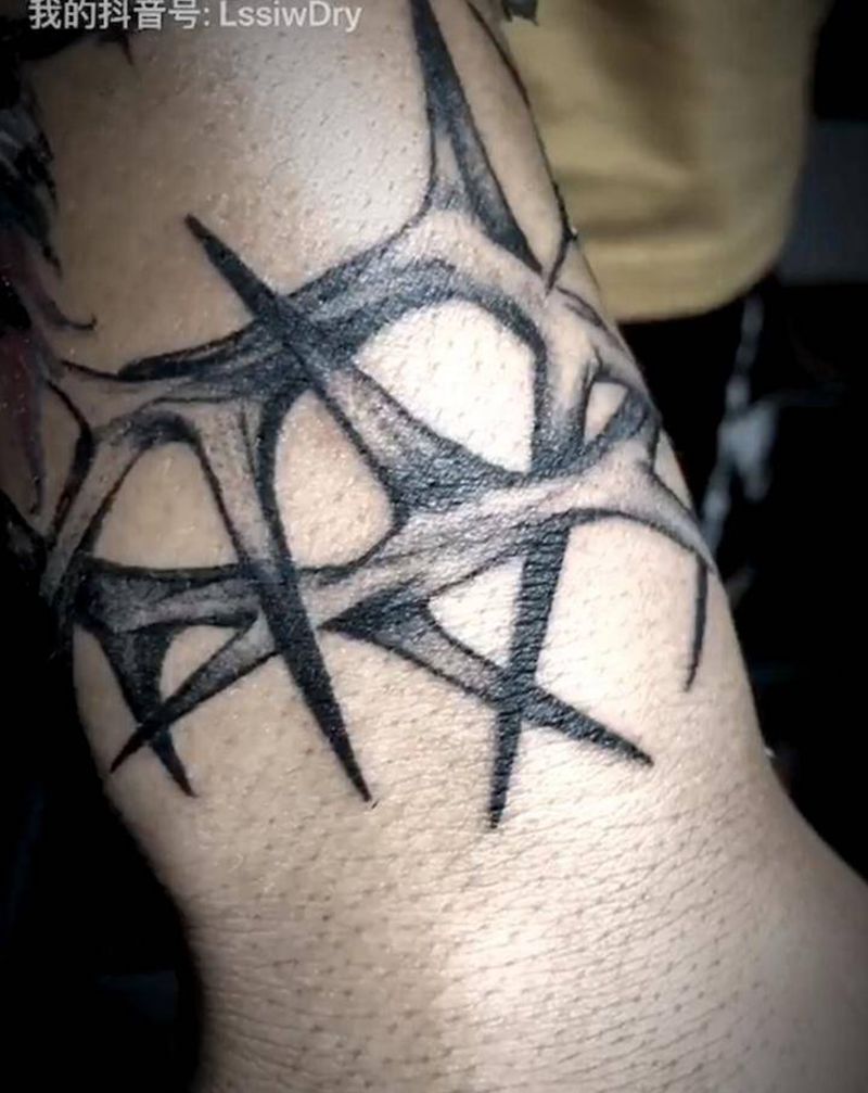 荆棘 添加纹身图片_手臂欧美写实纹身图案