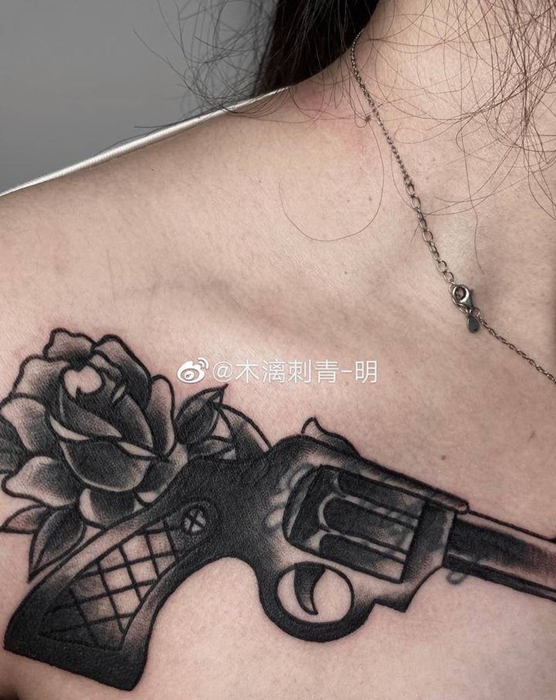 手枪遮盖纹身图片_胸部Old School玫瑰左轮纹身图案