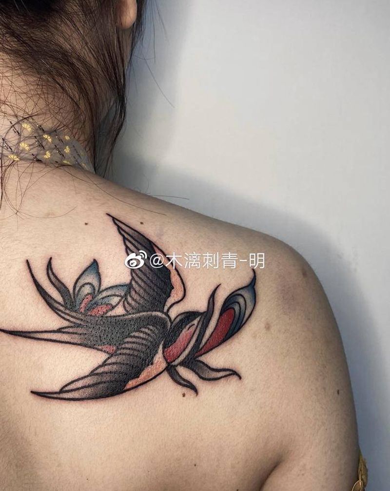 燕子 遮盖纹身图片_肩部Old School燕子纹身图案
