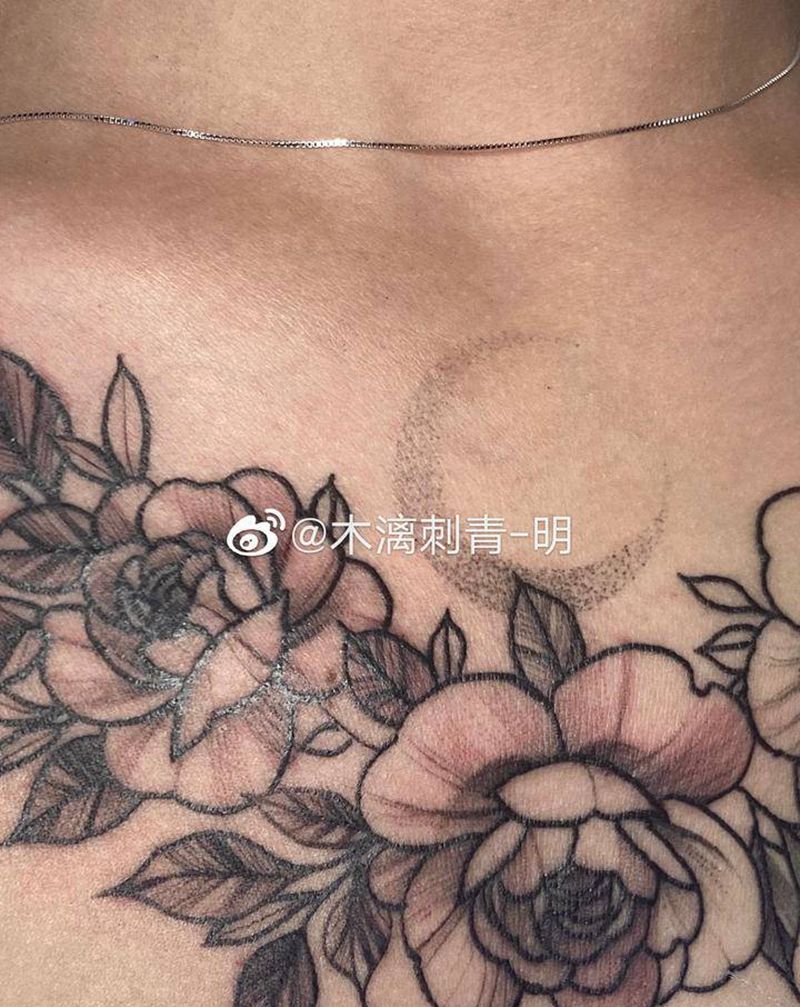 素花纹身图片_胸部点刺素花纹身图案