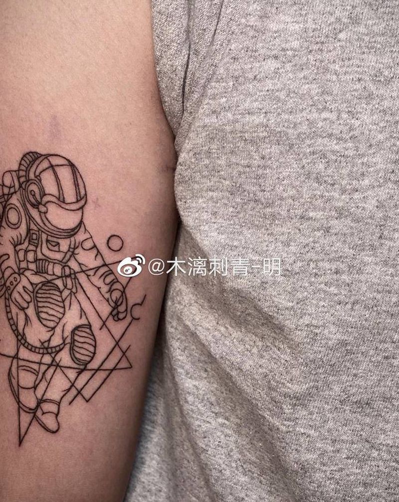 宇航员纹身图片_手臂几何宇航员纹身图案