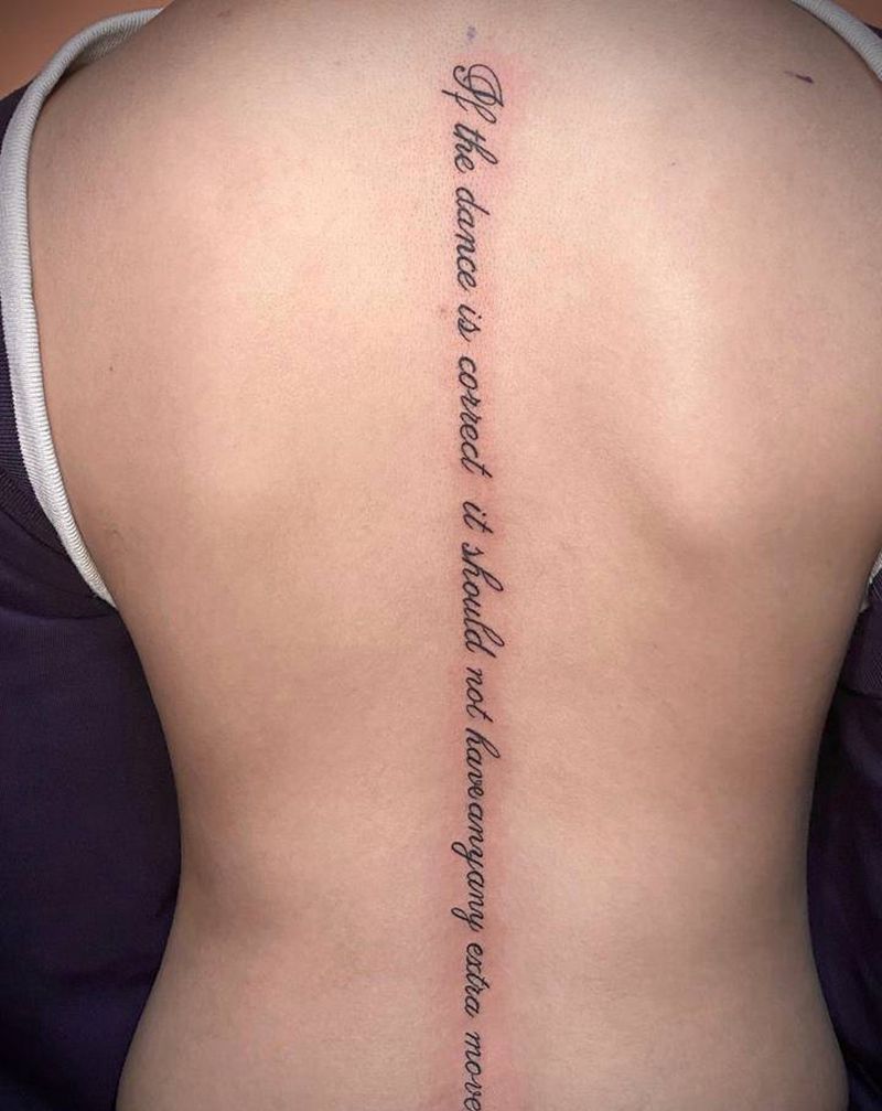 背脊英文纹身图片_背部花体字背脊英文纹身图案