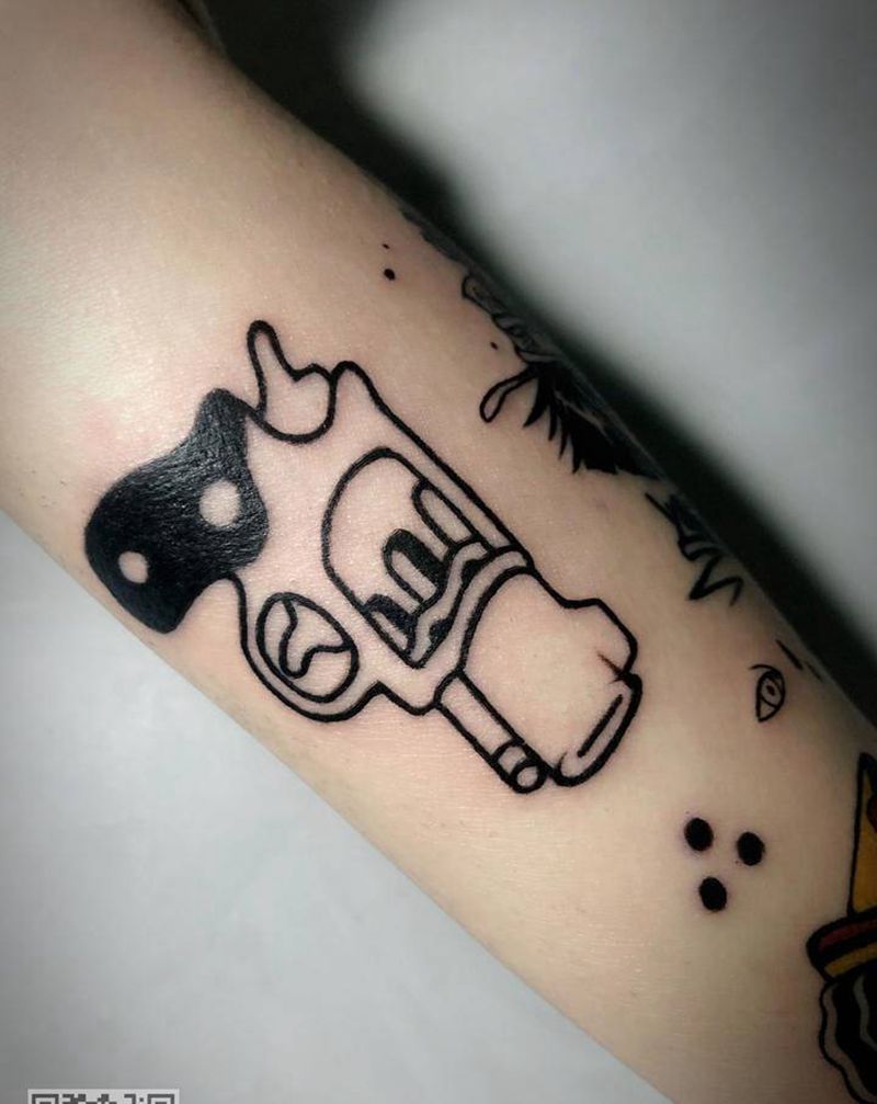 手枪纹身图片_手臂Old School纹身图案
