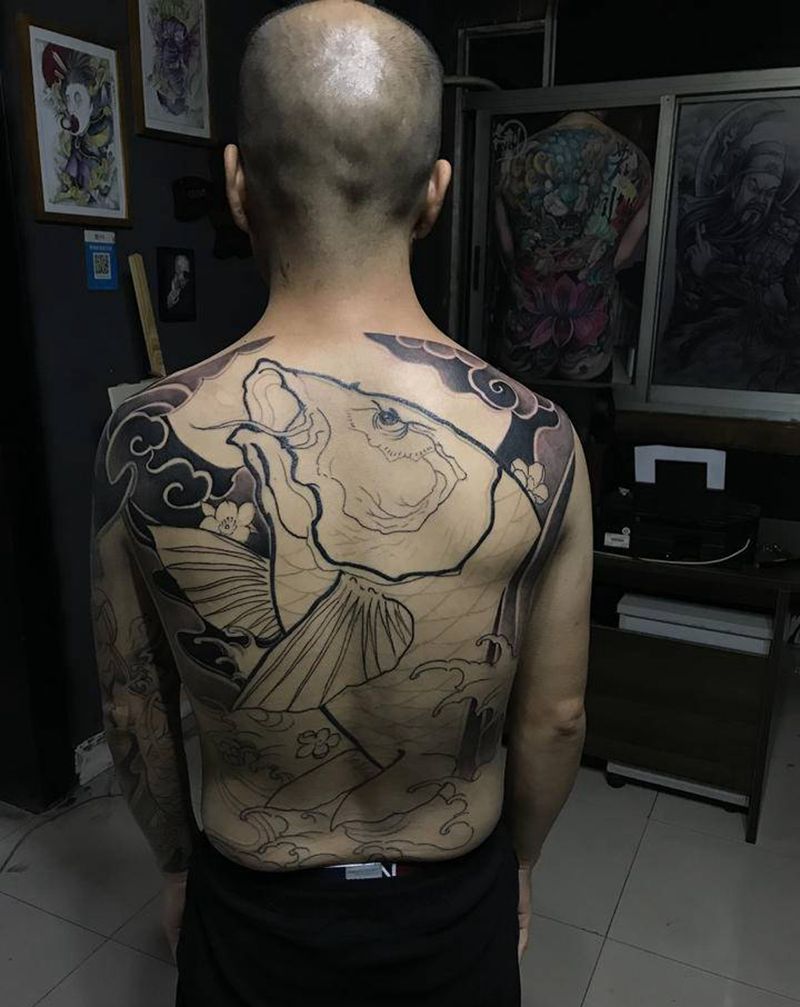 鱼纹身图片_背部新传统纹身图案
