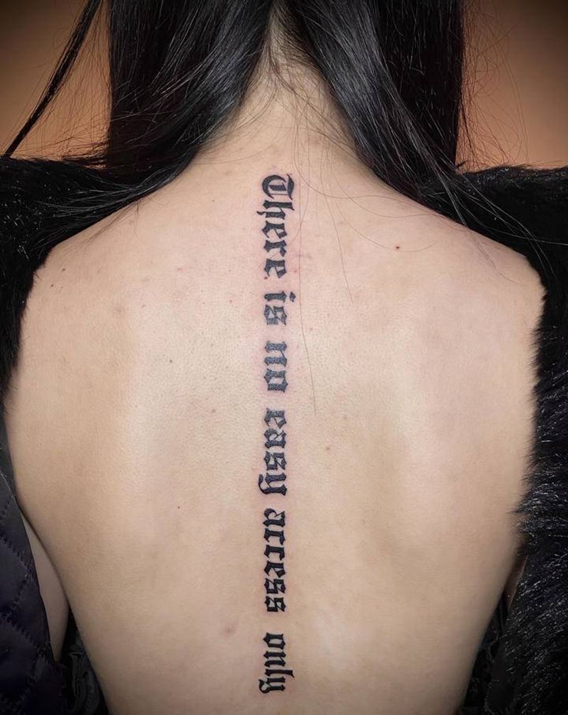 哥特英文纹身图片_背部花体字纹身图案