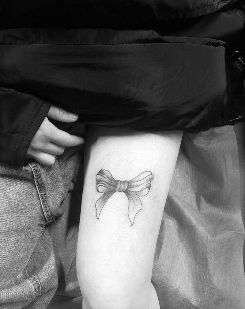 客人自带蝴蝶结纹身图片_腿部新传统纹身图案