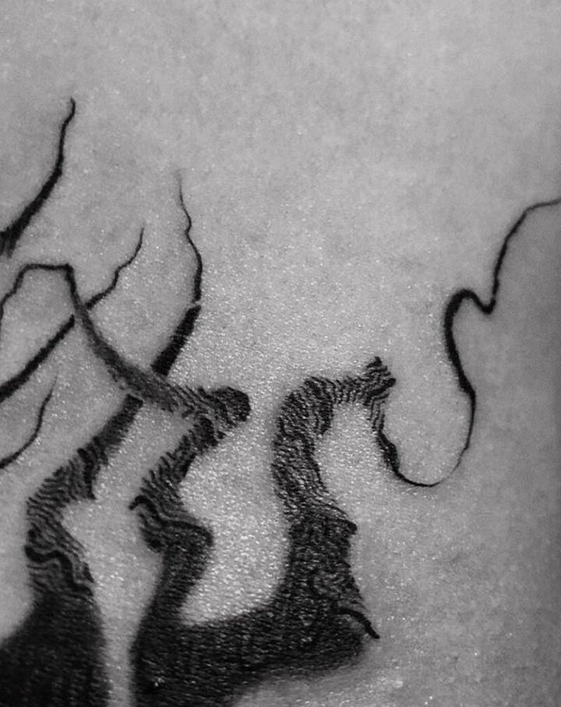 遮盖字母纹身图片_腹部水墨纹身图案