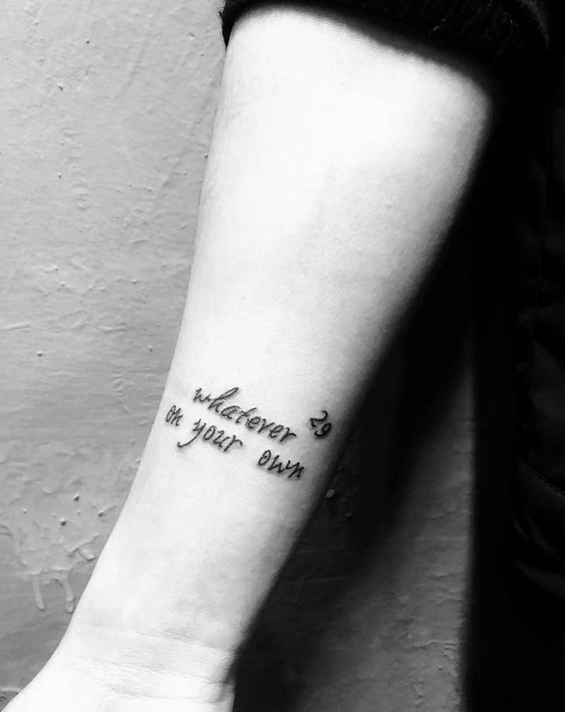 英文纹身图片_手臂花体字新传统纹身图案