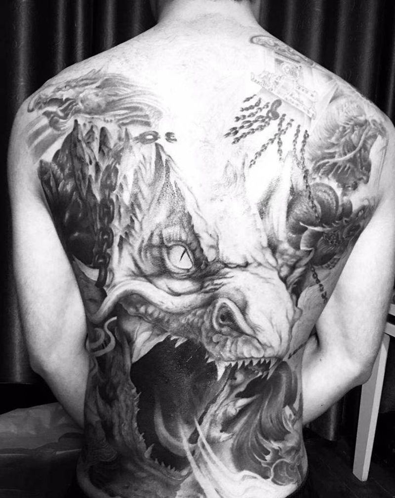 未完九龙拉棺纹身图片_背部欧美写实纹身图案