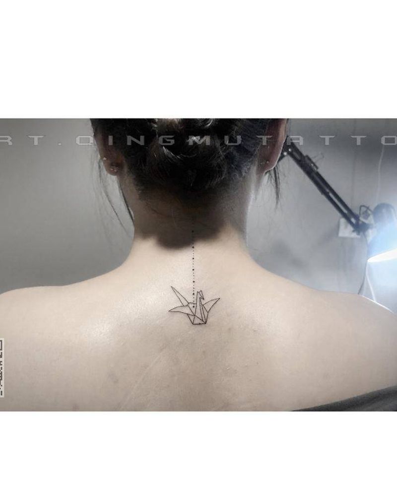 纸鹤小清新纹身图片_颈部几何纹身图案