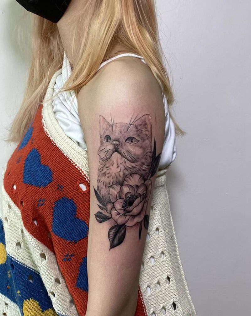 大臂 素花 加猫纹身图片_手臂纹身图案