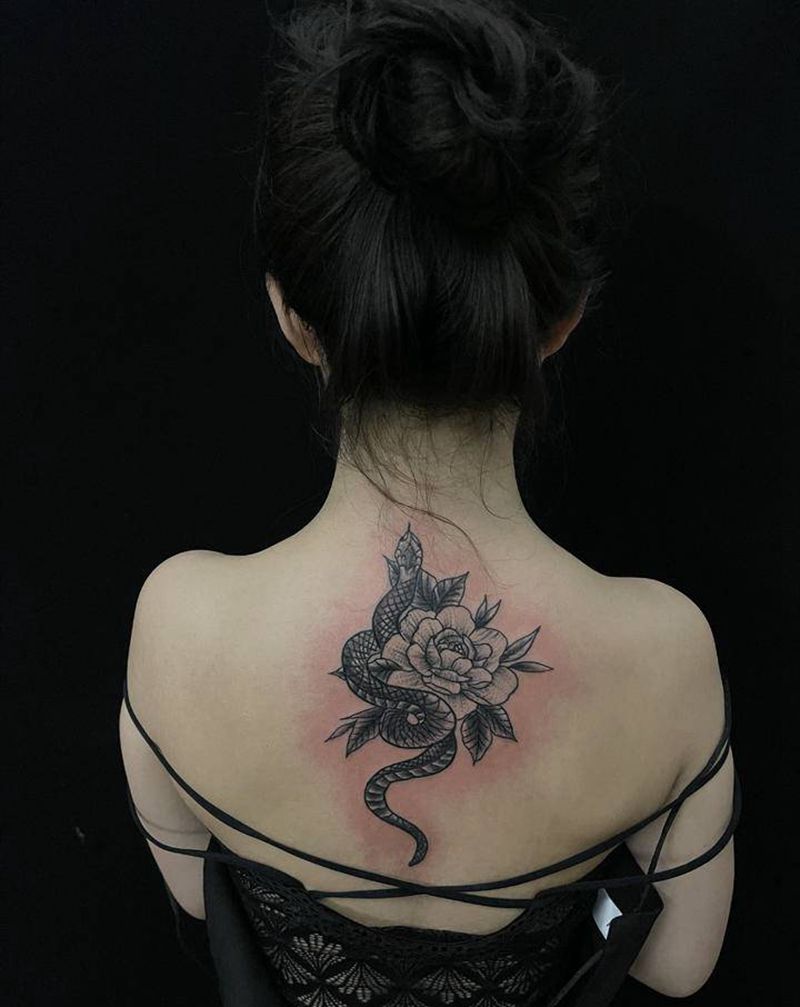 美女小姐姐纹身图片_背部纹身图案