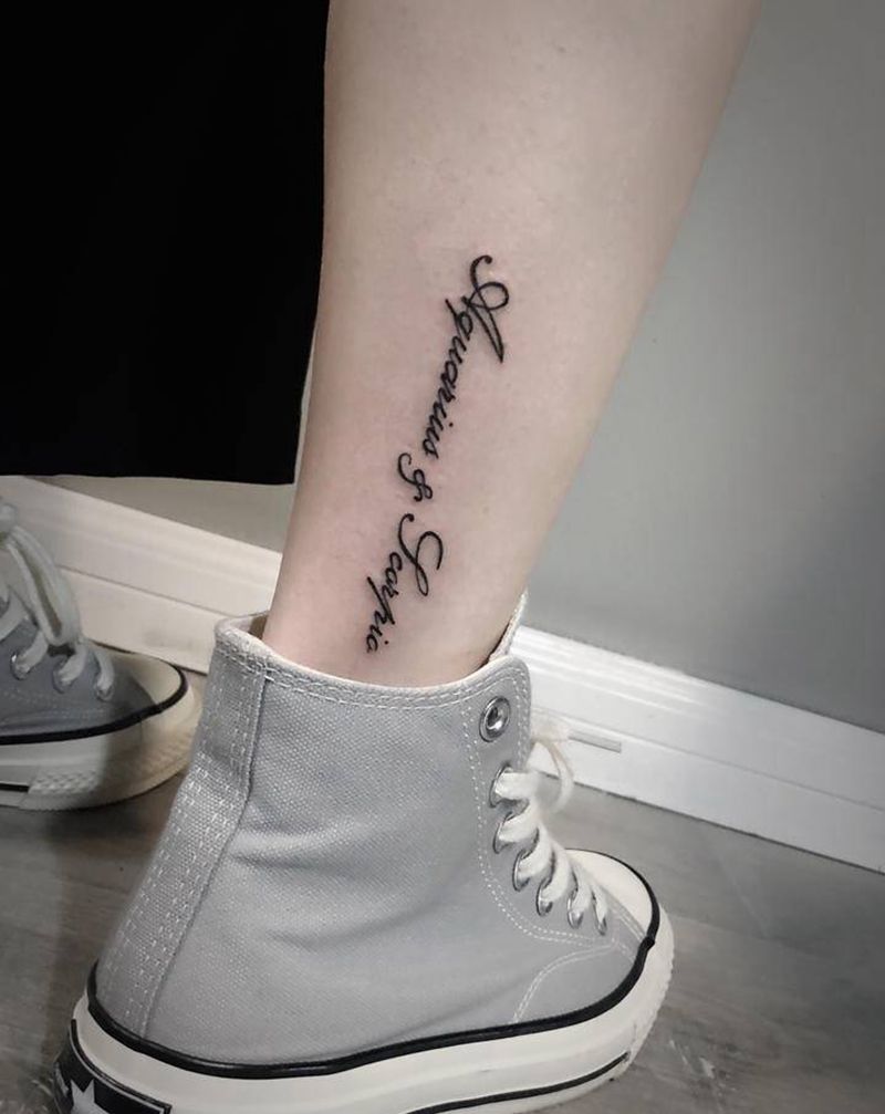 小字母纹身图片_脚部花体字纹身图案