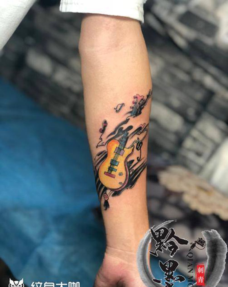 小吉他纹身图片_手部纹身图案