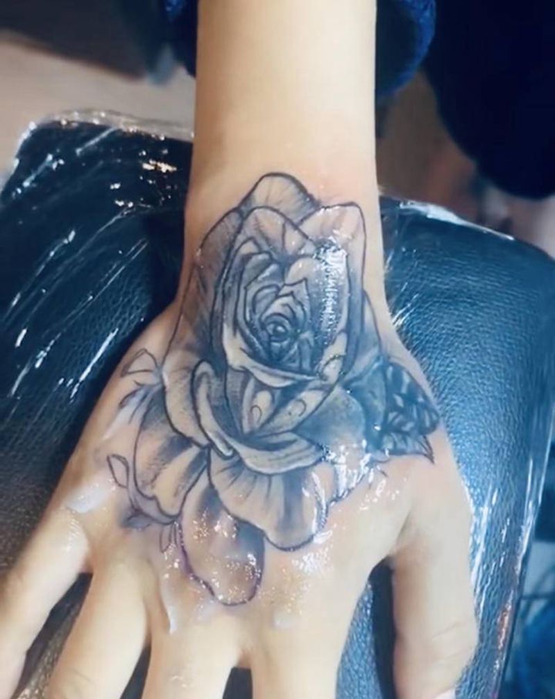 花手背纹身图片_手部纹身图案