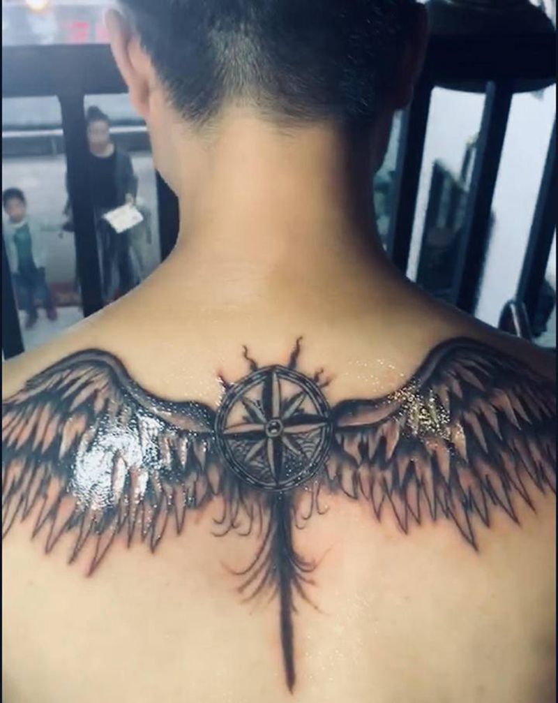 翅膀纹身图片_背部肩部纹身图案