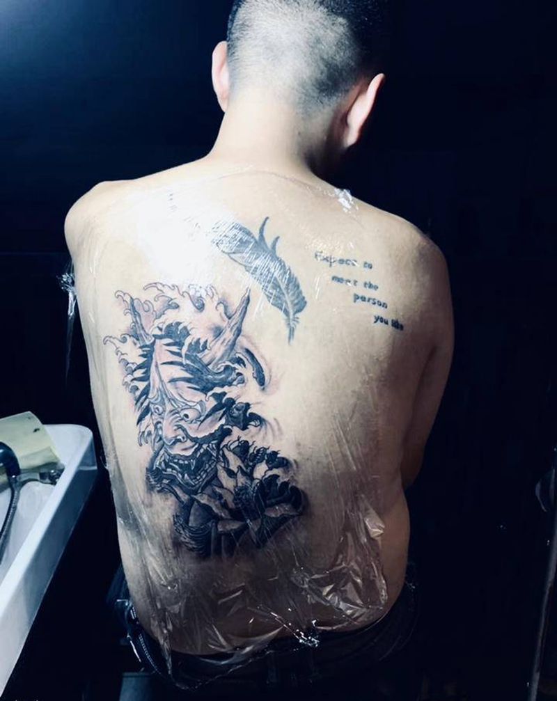 班诺纹身图片_背部纹身图案