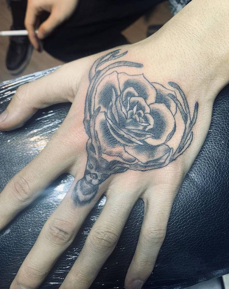 鹿花纹身图片_手部纹身图案