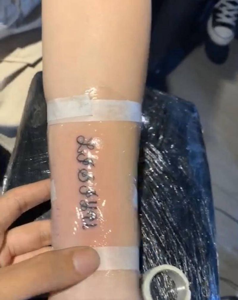 名字纹身图片_手部纹身图案