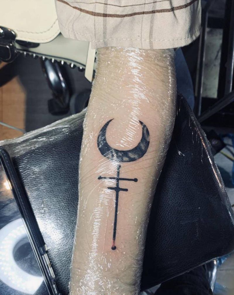 月亮纹身图片_手部纹身图案